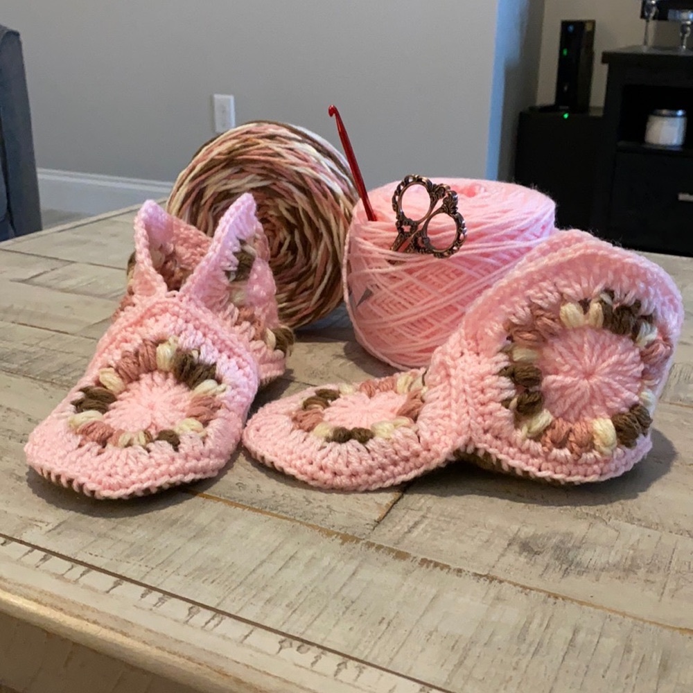 ❄️ HANDAMDE crocheted booties/slippers. ❄️